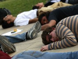 Los estudiantes del Tec de Monterrey se hacen los muertos a las afueras del instituto para pedir justicia. REUTERS  /