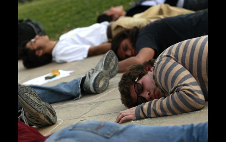 Los estudiantes del Tec de Monterrey se hacen los muertos a las afueras del instituto para pedir justicia. REUTERS  /