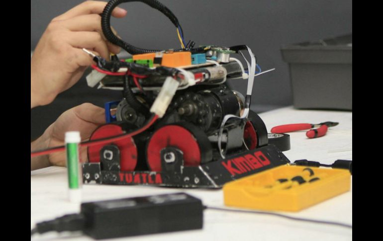 Los participantes cuentan con seis semanas para diseñar, construir, programar y probar un robot.  /