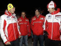 Alonso, Massa, Rossi y Hayden recibieron el libro que recuerda la edición de 2011 de la tradicional reunión invernal. AP  /