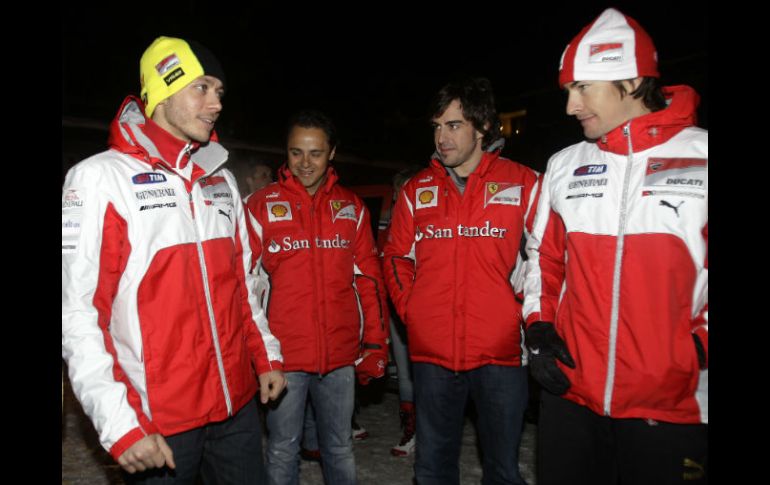 Alonso, Massa, Rossi y Hayden recibieron el libro que recuerda la edición de 2011 de la tradicional reunión invernal. AP  /