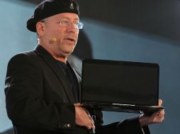 El vice presidente de Intel, Mooly Eden, mostró los ultrabooks . AFP  /