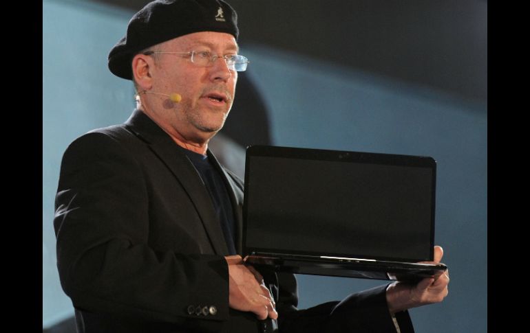 El vice presidente de Intel, Mooly Eden, mostró los ultrabooks . AFP  /