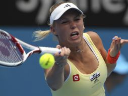 La danesa Caroline Wozniacki tuvo una luchada victoria por 7-5, 2-6 y 6-4 sobre la eslovaca Dominika Cibulkova. AP  /