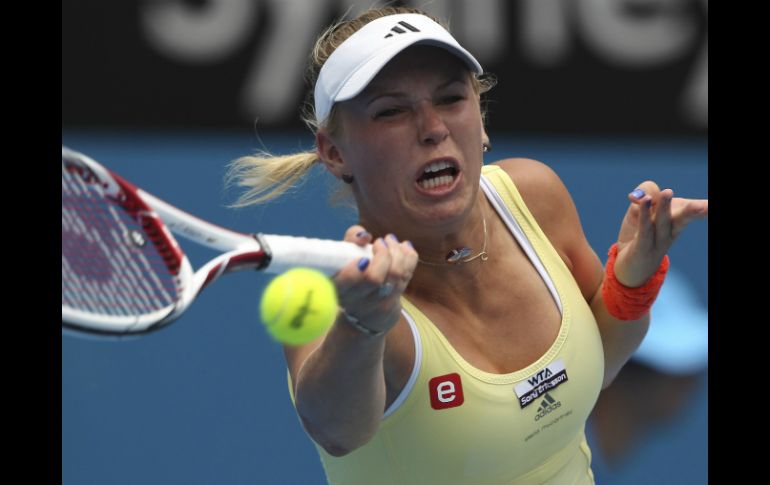 La danesa Caroline Wozniacki tuvo una luchada victoria por 7-5, 2-6 y 6-4 sobre la eslovaca Dominika Cibulkova. AP  /