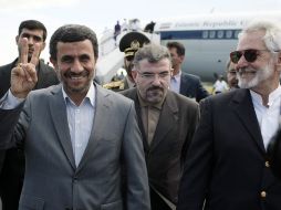 Mahmoud Ahmadinejad (c), es recibido por el canciller nicaragüense, Samuel Santos (d), y Morteza Khalaj (i), embajador de Irán. EFE  /