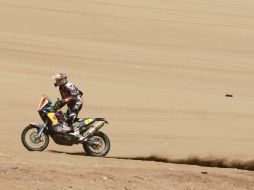 El francés Cyril Despres llega al campamento de Iquique durante la novena etapa del Dakar 2012. EFE  /