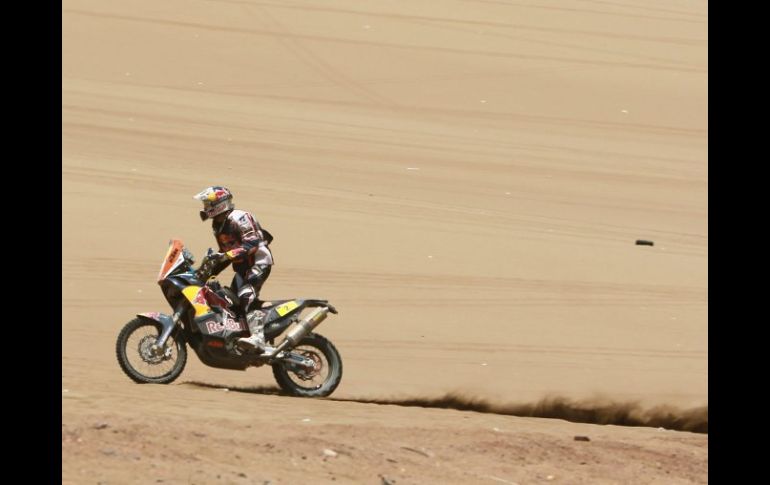 El francés Cyril Despres llega al campamento de Iquique durante la novena etapa del Dakar 2012. EFE  /