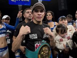 Édgar Sosa posa con el cinturón mosca del CMB, después de derrotar al filipino Roilo Golez. EFE  /