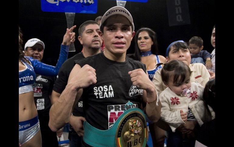 Édgar Sosa posa con el cinturón mosca del CMB, después de derrotar al filipino Roilo Golez. EFE  /