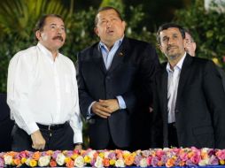 El presidente de Nicaragua, Daniel Ortegajunto a sus homológos hugo Chávez y Mahmud Ahmadinejad. AFP  /