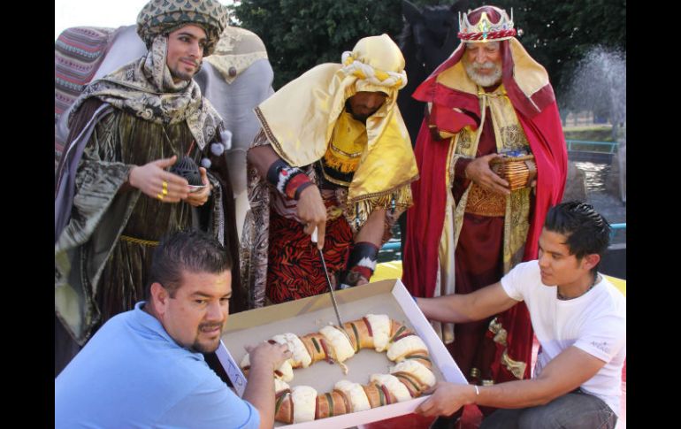 Los reyes magos llegaron a compartir una deliciosa rosca con todos los asistentes.  /