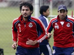 Luis Michel (izq) se reporte listo para volver a la portería de Chivas. MEXSPORT  /