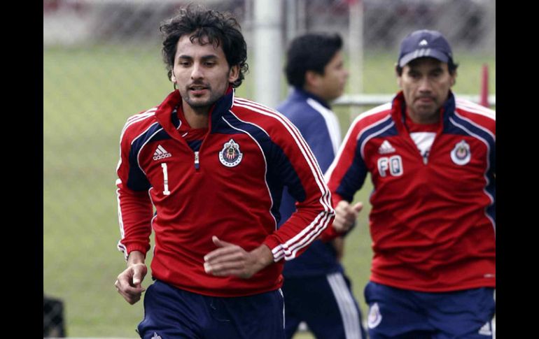 Luis Michel (izq) se reporte listo para volver a la portería de Chivas. MEXSPORT  /