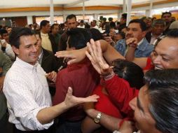 El priista Enrique Peña Nieto saluda a simpatizantes en Puebla. REUTERS  /