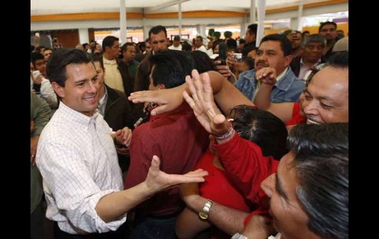 El priista Enrique Peña Nieto saluda a simpatizantes en Puebla. REUTERS  /