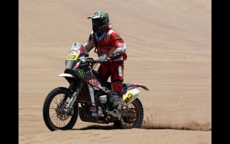 El español Joan Bort Barreda llega al campamento de Iquique durante la novena etapa del Dakar 2012. EFE  /