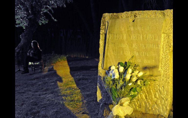 Olivo donde fue fusilado García Lorca y placa en homenaje al poeta y otras víctimas. ARCHIVO  /