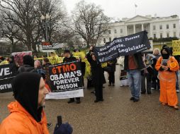 Activistas se manifiestan en contra de la prisión de Guantánamo frente a la Casa Blanca, en Washington DC. EFE  /