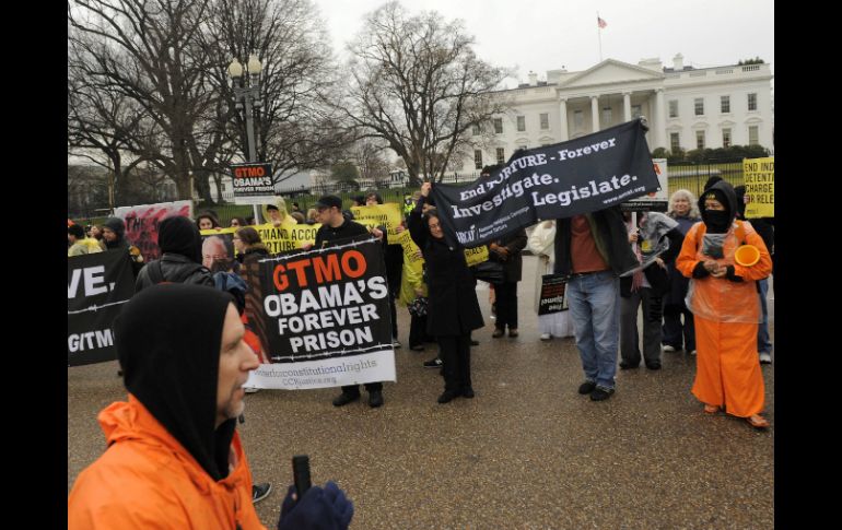 Activistas se manifiestan en contra de la prisión de Guantánamo frente a la Casa Blanca, en Washington DC. EFE  /