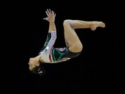 Elsa García durante su ejercicio en la barra de equilibrio durante la clasificación. EFE  /