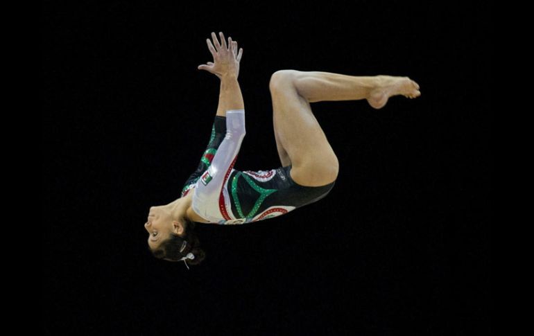 Elsa García durante su ejercicio en la barra de equilibrio durante la clasificación. EFE  /