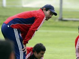 Erick Torres (abajo) durante el entrenamiento de Chivas. MEXSPORT  /