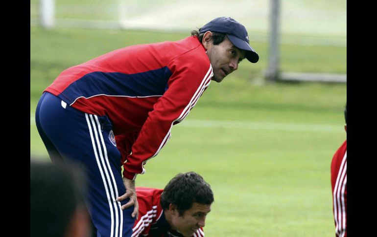 Erick Torres (abajo) durante el entrenamiento de Chivas. MEXSPORT  /