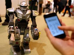 Un hombre opera la iDroid usando un teléfono inteligente en los juguetes de Hong Kong. AFP  /