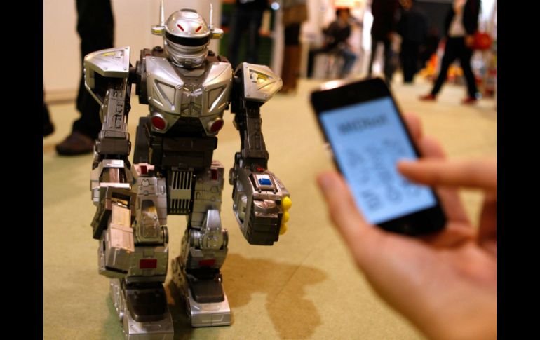 Un hombre opera la iDroid usando un teléfono inteligente en los juguetes de Hong Kong. AFP  /