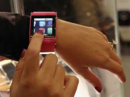 Relojes con Bluetooth que se conectan con el teléfono inteligente en el marco del CES. AFP  /