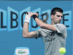 El tenista serbio Novak Djokovic durante la práctica del jueves, previo al inicio de la edición 100 del Abierto de Australia. REUTERS  /