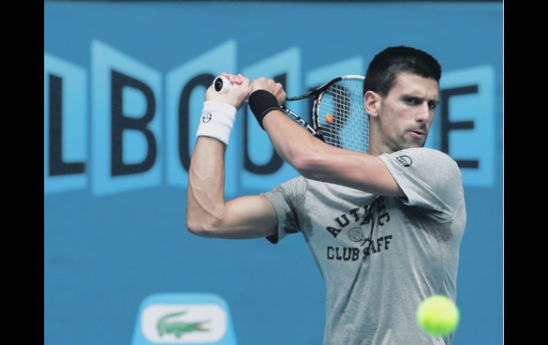 El tenista serbio Novak Djokovic durante la práctica del jueves, previo al inicio de la edición 100 del Abierto de Australia. REUTERS  /