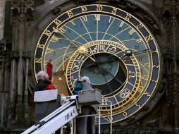 El bello e histórico Reloj Astronómico de la ciudad de Praga, es sometido a una restauración, mientras sigue funcionando. REUTERS  /