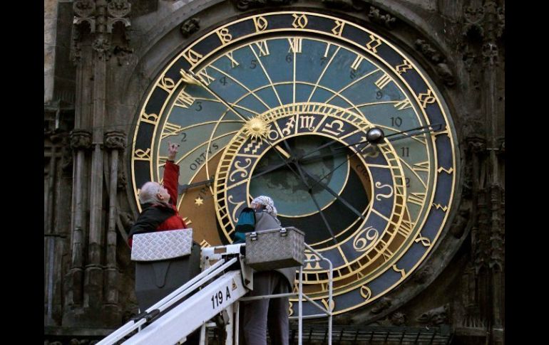 El bello e histórico Reloj Astronómico de la ciudad de Praga, es sometido a una restauración, mientras sigue funcionando. REUTERS  /