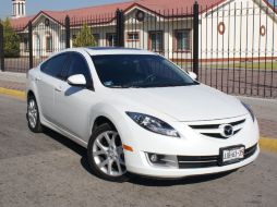 Elegante frente y silueta presenta este coche, que mantiene la frescura de su diseño.  /