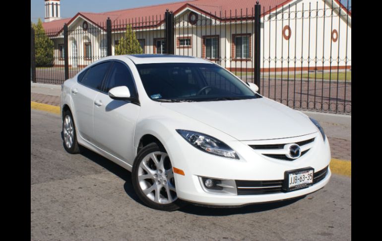 Elegante frente y silueta presenta este coche, que mantiene la frescura de su diseño.  /