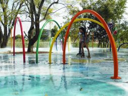 Los jóvenes se han apropiado del Parque Ávila Camacho, como en otros tiempos lo hicieron los niños.  /