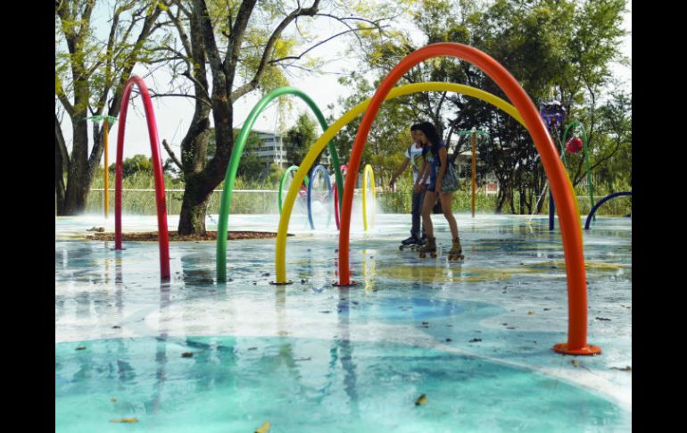 Los jóvenes se han apropiado del Parque Ávila Camacho, como en otros tiempos lo hicieron los niños.  /