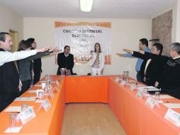 Integrantes del consejo distrital 10 protestan durante la sesión para la designación formal de ese órgano en la Colonia Ciudad del Sol.  /