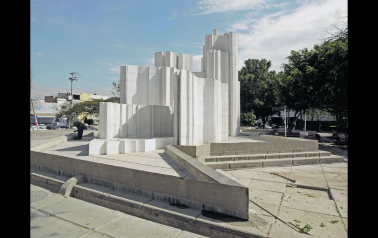 La obra del arquitecto jalisciense Fernando González Gortázar está en la calle España y Calzada del Federalismo.  /