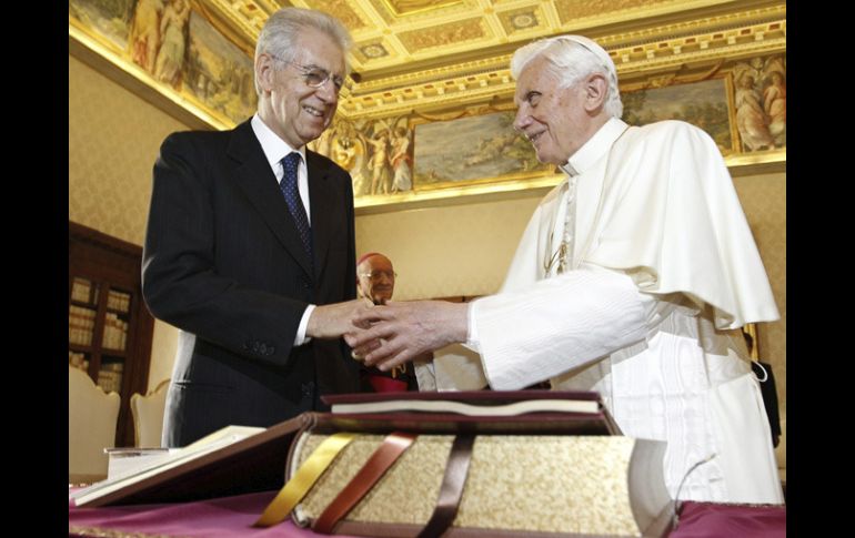 El papa Benedicto XVI (d) estrecha la mano del primer ministro italiano, Mario Monti (i). EFE  /