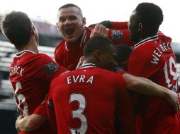 Rooney celebra con el equipo uno de los goles que fijaron el marcador en 3-0. AP  /