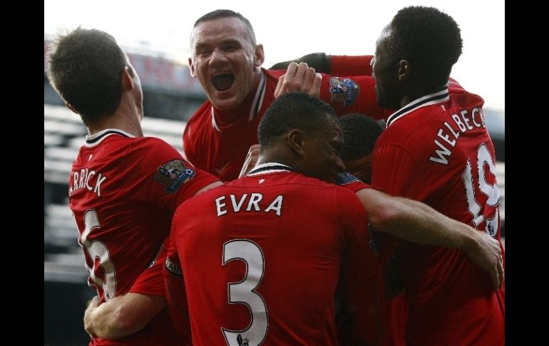 Rooney celebra con el equipo uno de los goles que fijaron el marcador en 3-0. AP  /