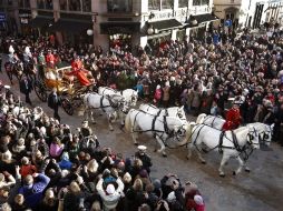 Miles de personas observan el paso del carruaje de la reina Margarita II de Dinamarca y de su esposo, el príncipe consorte Enrique.EFE  /