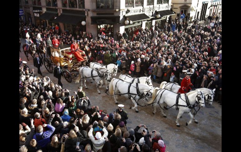 Miles de personas observan el paso del carruaje de la reina Margarita II de Dinamarca y de su esposo, el príncipe consorte Enrique.EFE  /