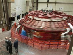 El segundo lente de 8.4 metros de diámetro para el Telescopio es fundido en el laboratorio de vidrio del Observatorio Steward. EFE  /