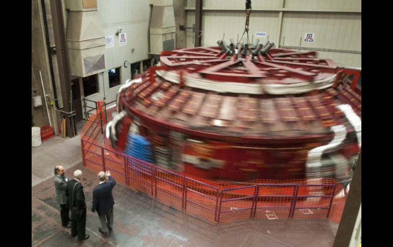 El segundo lente de 8.4 metros de diámetro para el Telescopio es fundido en el laboratorio de vidrio del Observatorio Steward. EFE  /