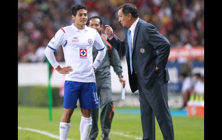 Enrique Meza (der.) da instrucciones a Alejandro Vela.  /