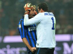 Samuel y Julio César celebran la victoria en el clásico della Madonnina. AFP  /